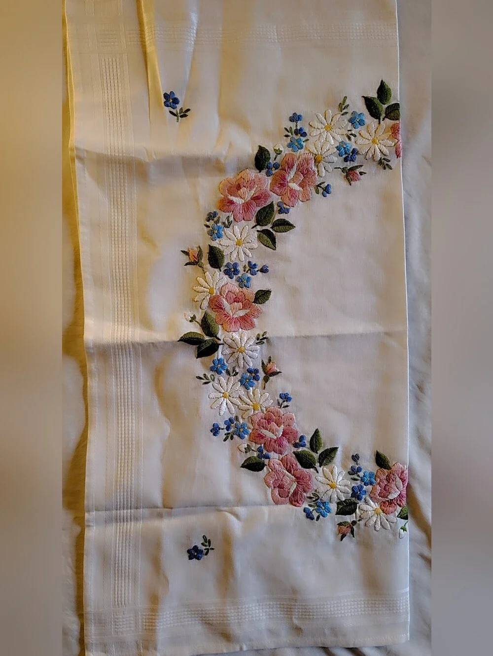 Elegant Floral Cotton Table Topper: Classic Boutique Style